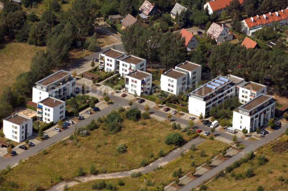 Berlin from the bird's eye view: Blick auf die Gartenstadt Paradu der Berliner Bau- und Wohnungsgenossenschaft von 1892 eG zwischen den Berliner Stadtvierteln Bohnsdorf und Altglienicke. Auf dem Falkenberg soll in den kommenden Jahren ein eigener Stadtteil entstehen. Auf dem Bild sind die Häuser im Mandelblütenweg und im Sternblütenweg zu sehen. Verantwortliche Architekten sind Quick Bäckmann Quick und Partner. Kontakt Berliner Bau- und Wohnungsgenossenschaft von 1892 eG : +49(0)30 303020, Email: 1892@bbwo1892.de; Kontakt Quick Bäckmann Quick und Partner: +49(0)30 8058570, Email: gbg@gbg-architekten.de