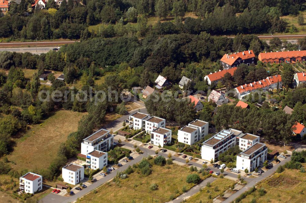 Aerial image Berlin - Blick auf die Gartenstadt Paradu der Berliner Bau- und Wohnungsgenossenschaft von 1892 eG zwischen den Berliner Stadtvierteln Bohnsdorf und Altglienicke. Auf dem Falkenberg soll in den kommenden Jahren ein eigener Stadtteil entstehen. Auf dem Bild sind die Häuser im Mandelblütenweg und im Sternblütenweg zu sehen. Verantwortliche Architekten sind Quick Bäckmann Quick und Partner. Kontakt Berliner Bau- und Wohnungsgenossenschaft von 1892 eG : +49(0)30 303020, Email: 1892@bbwo1892.de; Kontakt Quick Bäckmann Quick und Partner: +49(0)30 8058570, Email: gbg@gbg-architekten.de