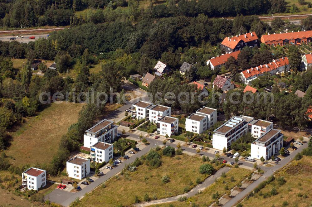 Aerial photograph Berlin - Blick auf die Gartenstadt Paradu der Berliner Bau- und Wohnungsgenossenschaft von 1892 eG zwischen den Berliner Stadtvierteln Bohnsdorf und Altglienicke. Auf dem Falkenberg soll in den kommenden Jahren ein eigener Stadtteil entstehen. Auf dem Bild sind die Häuser im Mandelblütenweg und im Sternblütenweg zu sehen. Verantwortliche Architekten sind Quick Bäckmann Quick und Partner. Kontakt Berliner Bau- und Wohnungsgenossenschaft von 1892 eG : +49(0)30 303020, Email: 1892@bbwo1892.de; Kontakt Quick Bäckmann Quick und Partner: +49(0)30 8058570, Email: gbg@gbg-architekten.de