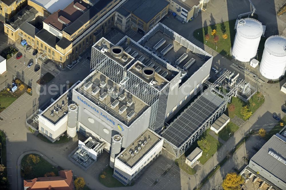 Aerial photograph Leipzig - Die Gas- und Dampfturbinenanlage der Stadtwerke Leipzig GmbH an der Erich-Weinert-Straße. Hier werden 200 Megawatt Fernwärme und 174 Megawatt Energie produziert. The gas and steam turbine plant of the Stadtwerke Leipzig GmbH at the Erich-Weinert-Strasse.