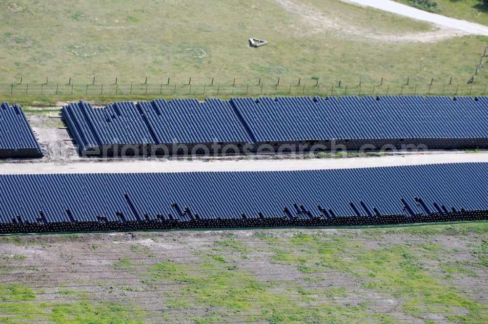 Aerial photograph Lubmin - Blick auf die Lagerflächen für die angelieferten Gasleitungsrohre zur geplanten Ostseeleitung auf dem Gelände des Industriehafen Lubmin bei Greifswald. Die 1220 Kilometer lange Gastrasse der Nord Stream AG soll voraussichtlich 2010 mit Spezialschiffen vom russischen Vyborg nach Lubmin verlegt werden. Künftig sollen jährlich bis zu 55 Milliarden Kubikmeter Erdgas durch die geplanten beiden Leitungsstränge nach Europa fließen.