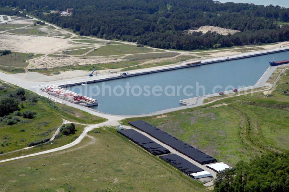 Lubmin from the bird's eye view: Blick auf die Lagerflächen für die angelieferten Gasleitungsrohre zur geplanten Ostseeleitung auf dem Gelände des Industriehafen Lubmin bei Greifswald. Die 1220 Kilometer lange Gastrasse der Nord Stream AG soll voraussichtlich 2010 mit Spezialschiffen vom russischen Vyborg nach Lubmin verlegt werden. Künftig sollen jährlich bis zu 55 Milliarden Kubikmeter Erdgas durch die geplanten beiden Leitungsstränge nach Europa fließen.