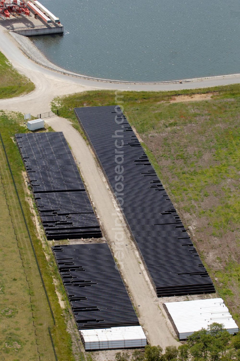 Aerial image Lubmin - Blick auf die Lagerflächen für die angelieferten Gasleitungsrohre zur geplanten Ostseeleitung auf dem Gelände des Industriehafen Lubmin bei Greifswald. Die 1220 Kilometer lange Gastrasse der Nord Stream AG soll voraussichtlich 2010 mit Spezialschiffen vom russischen Vyborg nach Lubmin verlegt werden. Künftig sollen jährlich bis zu 55 Milliarden Kubikmeter Erdgas durch die geplanten beiden Leitungsstränge nach Europa fließen.