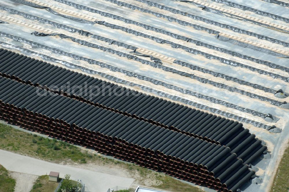 MUKRAN from above - Blick auf die Lagerflächen für die angelieferten Gasleitungsrohre zur geplanten Ostseeleitung auf dem Gelände des Fährhafen Mukran bei Saßnitz auf der Insel Rügen. In den nächsten Monaten sollen insgesamt rund 65 000 Gasleitungssegmente per Bahn nach Mukran geliefert und dort auf mehreren Freiflächen deponiert werden. Im Hafengelände wird derzeit ein neues Werk der nordfranzösischen Firma EUPEC errichtet, in dem die 12,20 Meter langen Rohrsegmente vor ihrer Verlegung in der Ostsee mit Schwerbeton ummantelt werden sollen. Die 1220 Kilometer lange Gastrasse der Nord Stream AG soll voraussichtlich 2010 mit Spezialschiffen vom russischen Vyborg nach Lubmin verlegt werden. Künftig sollen jährlich bis zu 55 Milliarden Kubikmeter Erdgas durch die geplanten beiden Leitungsstränge nach Europa fließen.