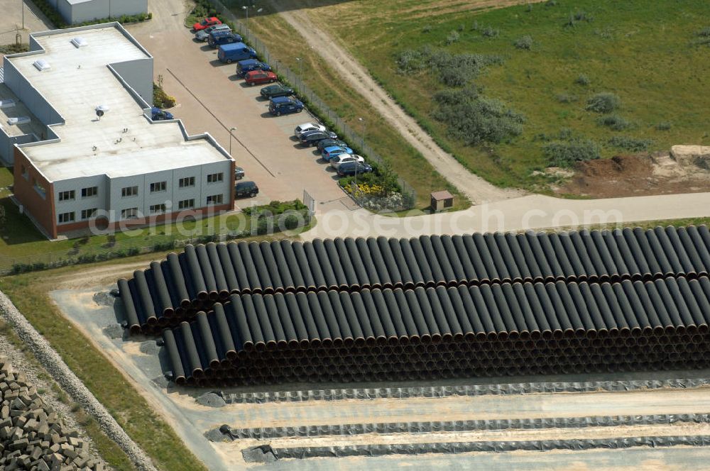 MUKRAN from above - Blick auf die Lagerflächen für die angelieferten Gasleitungsrohre zur geplanten Ostseeleitung auf dem Gelände des Fährhafen Mukran bei Saßnitz auf der Insel Rügen. In den nächsten Monaten sollen insgesamt rund 65 000 Gasleitungssegmente per Bahn nach Mukran geliefert und dort auf mehreren Freiflächen deponiert werden. Im Hafengelände wird derzeit ein neues Werk der nordfranzösischen Firma EUPEC errichtet, in dem die 12,20 Meter langen Rohrsegmente vor ihrer Verlegung in der Ostsee mit Schwerbeton ummantelt werden sollen. Die 1220 Kilometer lange Gastrasse der Nord Stream AG soll voraussichtlich 2010 mit Spezialschiffen vom russischen Vyborg nach Lubmin verlegt werden. Künftig sollen jährlich bis zu 55 Milliarden Kubikmeter Erdgas durch die geplanten beiden Leitungsstränge nach Europa fließen.