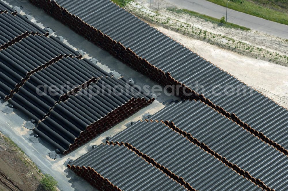 MUKRAN from the bird's eye view: Blick auf die Lagerflächen für die angelieferten Gasleitungsrohre zur geplanten Ostseeleitung auf dem Gelände des Fährhafen Mukran bei Saßnitz auf der Insel Rügen. In den nächsten Monaten sollen insgesamt rund 65 000 Gasleitungssegmente per Bahn nach Mukran geliefert und dort auf mehreren Freiflächen deponiert werden. Im Hafengelände wird derzeit ein neues Werk der nordfranzösischen Firma EUPEC errichtet, in dem die 12,20 Meter langen Rohrsegmente vor ihrer Verlegung in der Ostsee mit Schwerbeton ummantelt werden sollen. Die 1220 Kilometer lange Gastrasse der Nord Stream AG soll voraussichtlich 2010 mit Spezialschiffen vom russischen Vyborg nach Lubmin verlegt werden. Künftig sollen jährlich bis zu 55 Milliarden Kubikmeter Erdgas durch die geplanten beiden Leitungsstränge nach Europa fließen.