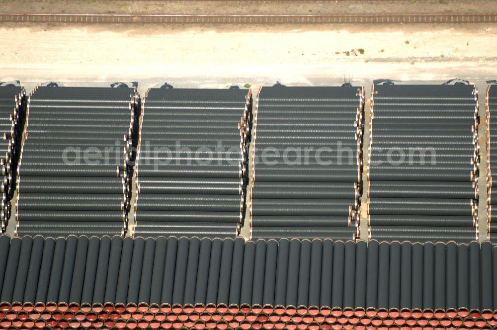 MUKRAN from the bird's eye view: Blick auf die Lagerflächen für die angelieferten Gasleitungsrohre zur geplanten Ostseeleitung auf dem Gelände des Fährhafen Mukran bei Saßnitz auf der Insel Rügen. In den nächsten Monaten sollen insgesamt rund 65 000 Gasleitungssegmente per Bahn nach Mukran geliefert und dort auf mehreren Freiflächen deponiert werden. Im Hafengelände wird derzeit ein neues Werk der nordfranzösischen Firma EUPEC errichtet, in dem die 12,20 Meter langen Rohrsegmente vor ihrer Verlegung in der Ostsee mit Schwerbeton ummantelt werden sollen. Die 1220 Kilometer lange Gastrasse der Nord Stream AG soll voraussichtlich 2010 mit Spezialschiffen vom russischen Vyborg nach Lubmin verlegt werden. Künftig sollen jährlich bis zu 55 Milliarden Kubikmeter Erdgas durch die geplanten beiden Leitungsstränge nach Europa fließen.