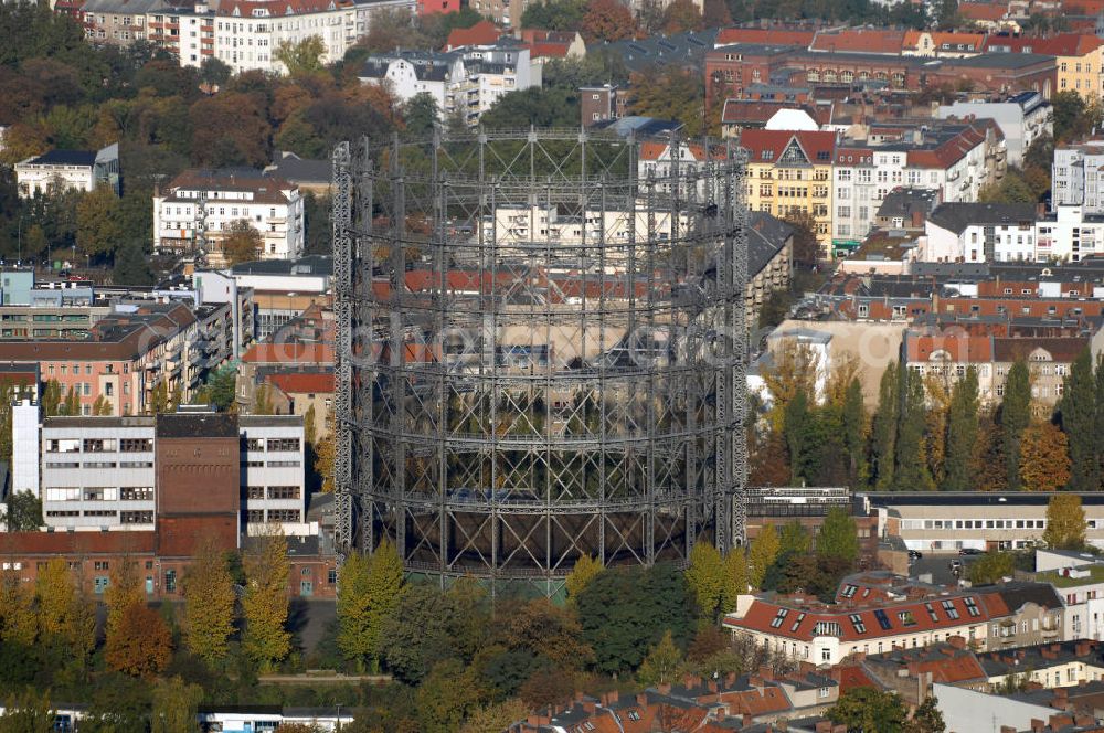 Aerial image Berlin - Der Gasometer Schöneberg ist ein außer Betrieb genommener Niedrigdruckgasbehälter auf dem ehemaligen GASAG-Gelände im Berliner Ortsteil Schöneberg. Das seit 1994 denkmalgeschützte und 78 Meter hohe Industriegebäude gilt als markantes Wahrzeichen Schönebergs.