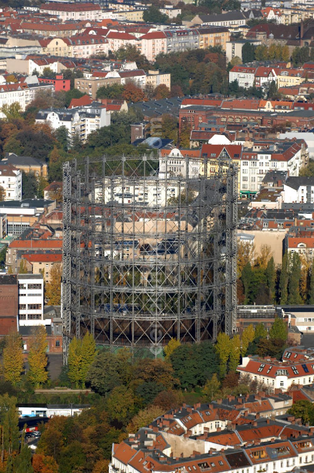 Aerial photograph Berlin - Der Gasometer Schöneberg ist ein außer Betrieb genommener Niedrigdruckgasbehälter auf dem ehemaligen GASAG-Gelände im Berliner Ortsteil Schöneberg. Das seit 1994 denkmalgeschützte und 78 Meter hohe Industriegebäude gilt als markantes Wahrzeichen Schönebergs.