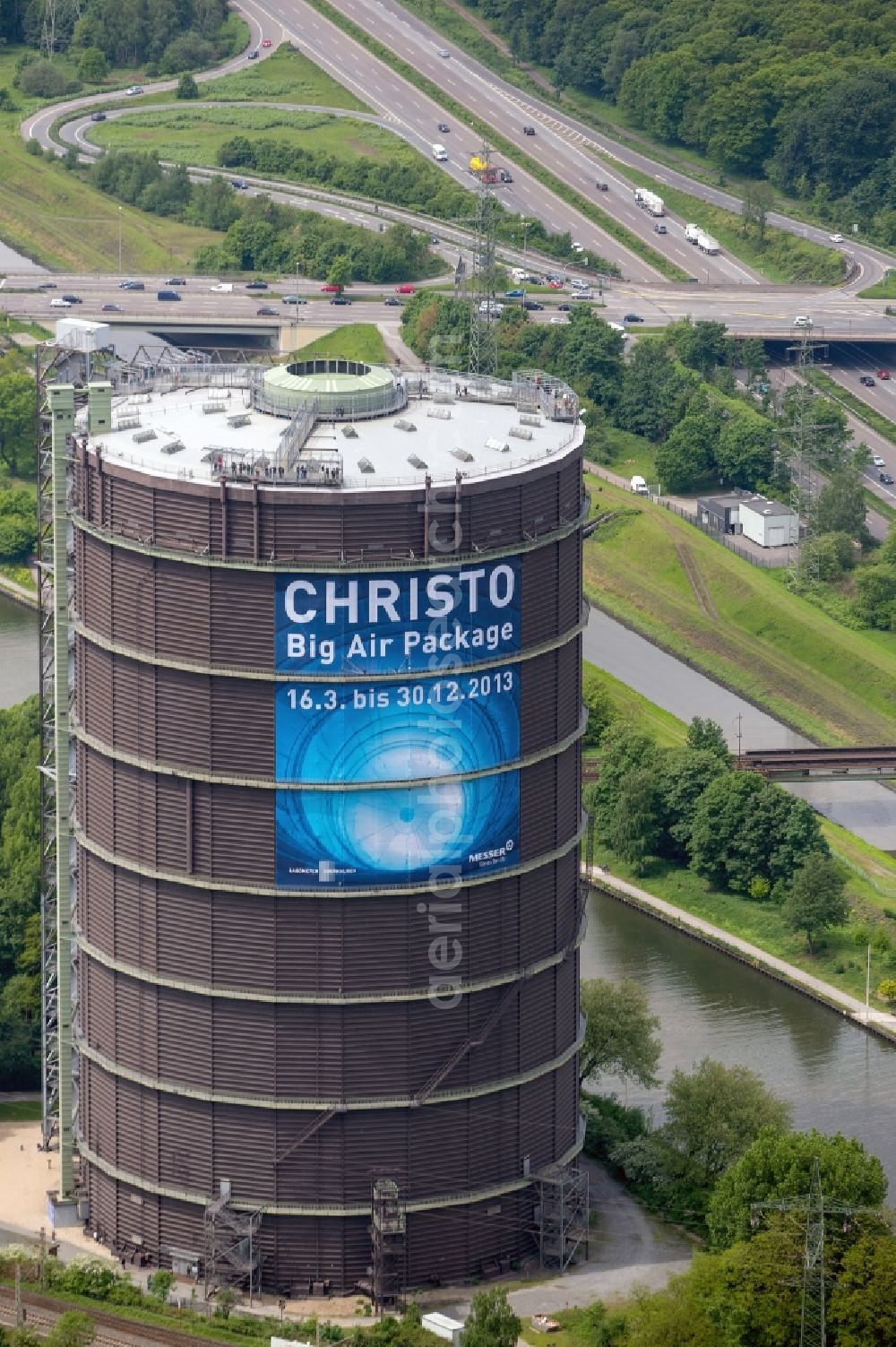 Aerial photograph Oberhausen - Night-time air picture from the Gasometer Oberhausen in Action extra layer 2012th The gasometer is the symbol of the city of Oberhausen, impressive document the construction and history of technology and venue