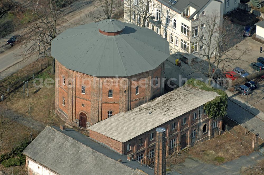 Frankfurt (Oder) from the bird's eye view: Blick auf den Gasometer des alten Gaswerks von Frankfurt (Oder). Der unter Denkmalschutz stehende Gasometer wurde 1855 errichtet und ca. 100 Jahre genutzt. Bis 2005 befand im Gasometer Deutschlands ältester Teleskopgasbehälter. View of the gasometer of the old gas works of Frankfurt (Oder). The listed gas holder was built in 1855 and used about 100 years. Until 2005 Germany's oldest telescoping gasholder was in the gasometer.