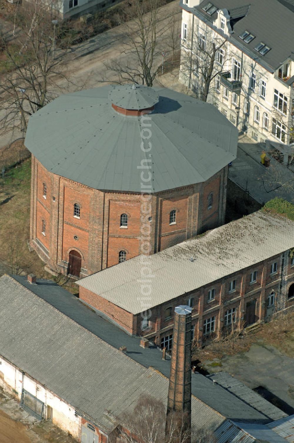 Aerial image Frankfurt (Oder) - Blick auf den Gasometer des alten Gaswerks von Frankfurt (Oder). Der unter Denkmalschutz stehende Gasometer wurde 1855 errichtet und ca. 100 Jahre genutzt. Bis 2005 befand im Gasometer Deutschlands ältester Teleskopgasbehälter. View of the gasometer of the old gas works of Frankfurt (Oder). The listed gas holder was built in 1855 and used about 100 years. Until 2005 Germany's oldest telescoping gasholder was in the gasometer.