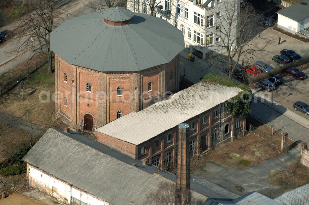 Aerial photograph Frankfurt (Oder) - Blick auf den Gasometer des alten Gaswerks von Frankfurt (Oder). Der unter Denkmalschutz stehende Gasometer wurde 1855 errichtet und ca. 100 Jahre genutzt. Bis 2005 befand im Gasometer Deutschlands ältester Teleskopgasbehälter. View of the gasometer of the old gas works of Frankfurt (Oder). The listed gas holder was built in 1855 and used about 100 years. Until 2005 Germany's oldest telescoping gasholder was in the gasometer.