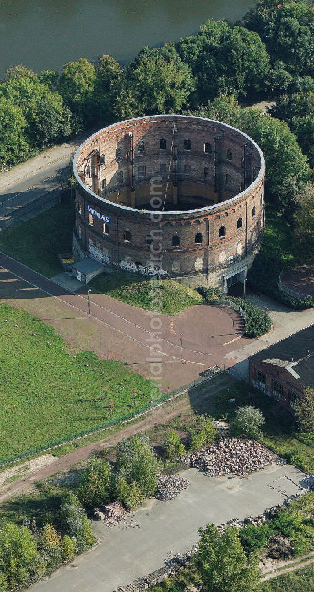 Halle / Saale from the bird's eye view: Blick auf das alte Gasometer am Holzplatz. Geplant ist der Umbau und die Umnutzung für Kulturveranstaltungen. View of the old gas storage at the Holzplatz in Halle. The plan is the renovation and reuse for cultural events.