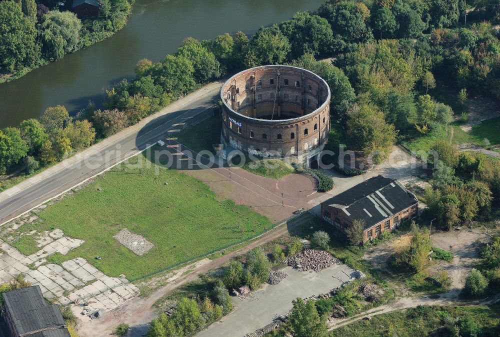 Aerial image Halle / Saale - Blick auf das alte Gasometer am Holzplatz. Geplant ist der Umbau und die Umnutzung für Kulturveranstaltungen. View of the old gas storage at the Holzplatz in Halle. The plan is the renovation and reuse for cultural events.