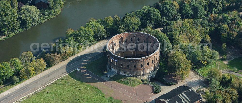 Aerial photograph Halle / Saale - Blick auf das alte Gasometer am Holzplatz. Geplant ist der Umbau und die Umnutzung für Kulturveranstaltungen. View of the old gas storage at the Holzplatz in Halle. The plan is the renovation and reuse for cultural events.