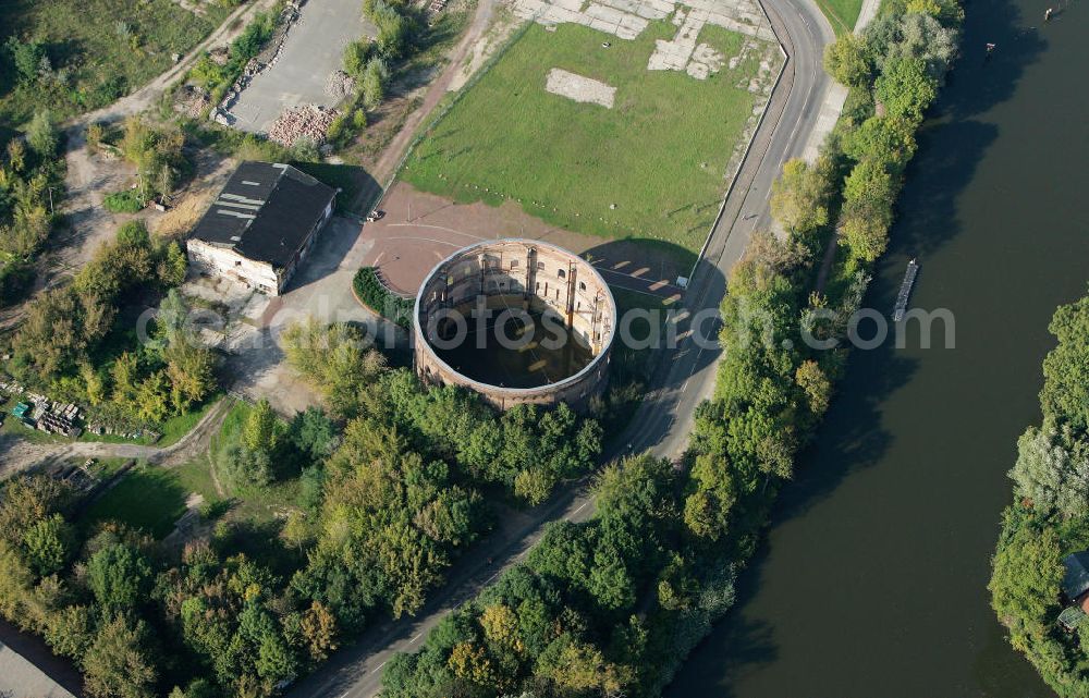 Halle / Saale from above - Blick auf das alte Gasometer am Holzplatz. Geplant ist der Umbau und die Umnutzung für Kulturveranstaltungen. View of the old gas storage at the Holzplatz in Halle. The plan is the renovation and reuse for cultural events.