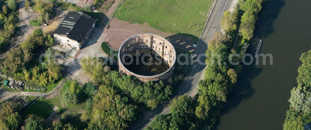 Halle / Saale from the bird's eye view: Blick auf das alte Gasometer am Holzplatz. Geplant ist der Umbau und die Umnutzung für Kulturveranstaltungen. View of the old gas storage at the Holzplatz in Halle. The plan is the renovation and reuse for cultural events.