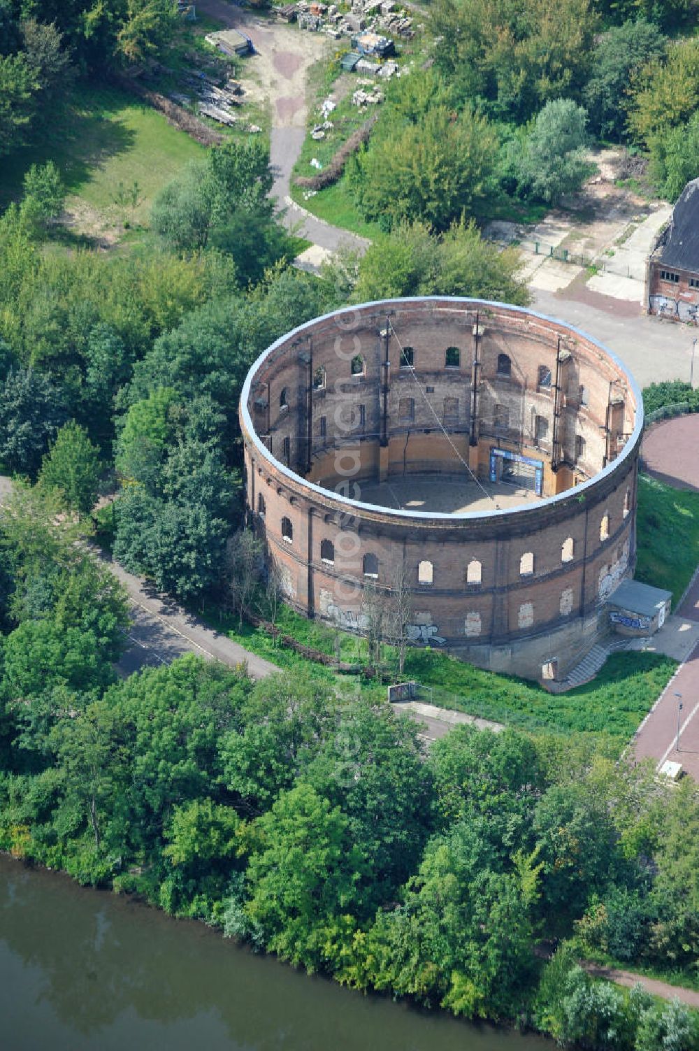 Aerial image Halle / Saale - View of the old gas storage at the Holzplatz in Halle. The plan is the renovation and reuse for cultural events