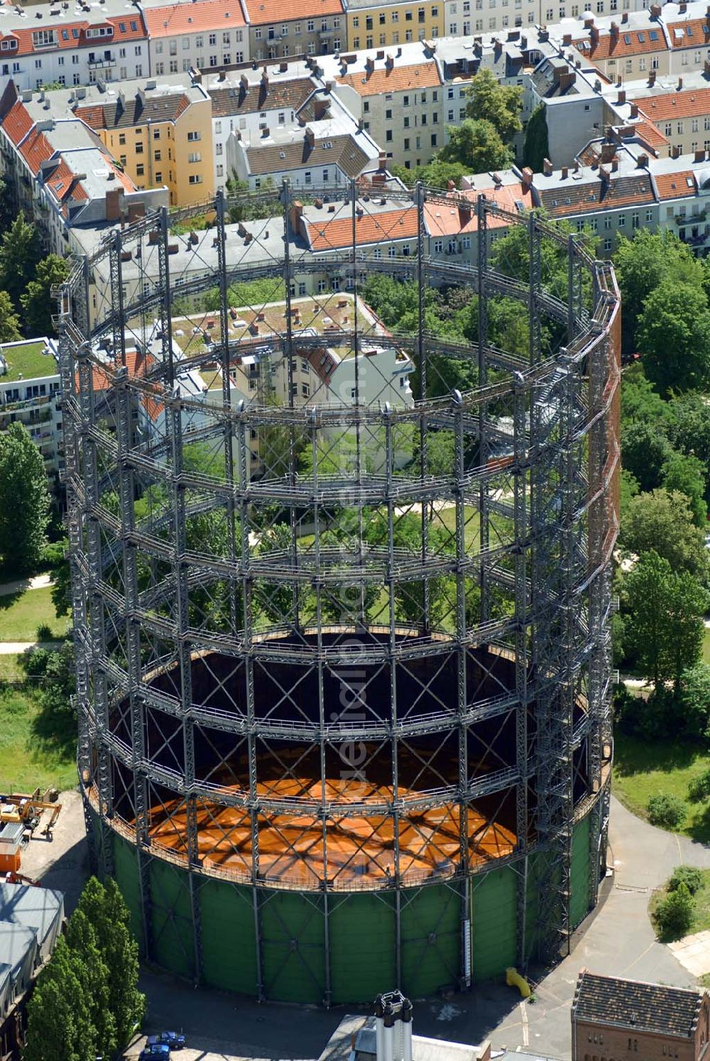 Aerial image Berlin - Der Gasometer Schöneberg ist ein außer Betrieb genommener Niedrigdruckgasbehälter auf dem ehemaligen GASAG-Gelände im Berliner Ortsteil Schöneberg. Das seit 1994 denkmalgeschützte und 78 Meter hohe Industriegebäude gilt als markantes Wahrzeichen Schönebergs.