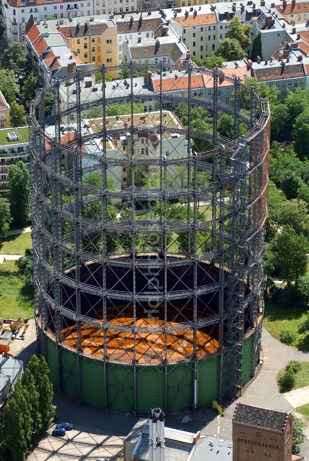 Aerial photograph Berlin - Der Gasometer Schöneberg ist ein außer Betrieb genommener Niedrigdruckgasbehälter auf dem ehemaligen GASAG-Gelände im Berliner Ortsteil Schöneberg. Das seit 1994 denkmalgeschützte und 78 Meter hohe Industriegebäude gilt als markantes Wahrzeichen Schönebergs.