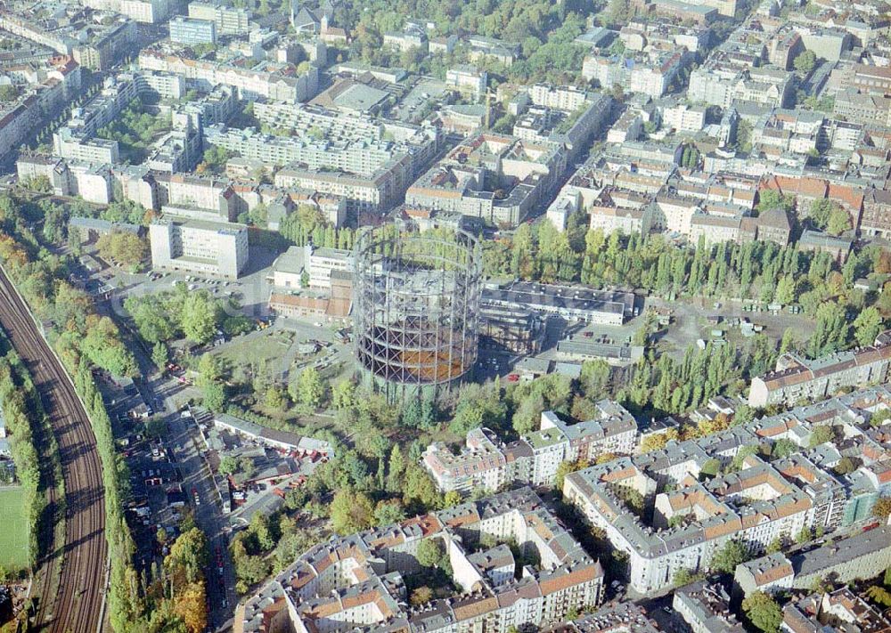 Aerial photograph Berlin - Schöneberg - Gasspeicher der GASAG am S-Bahnhof in Berlin - Schöneberg.