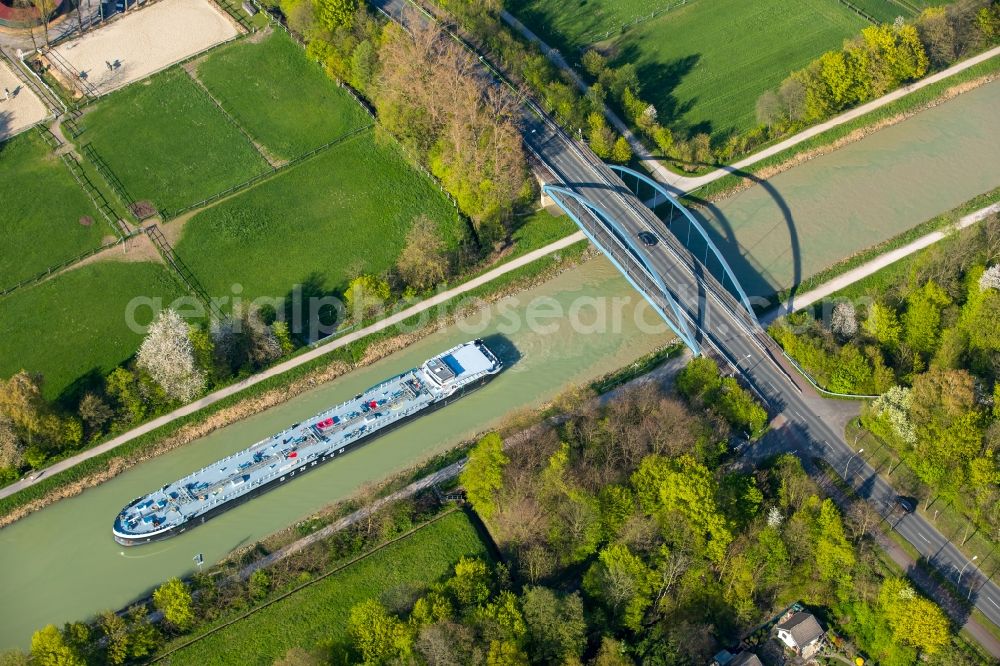 Hamm from above - Gas tank ship on the Datteln-Hamm-Canal at the Ostwennemar Strasse bridge in Hamm in the state of North Rhine-Westphalia