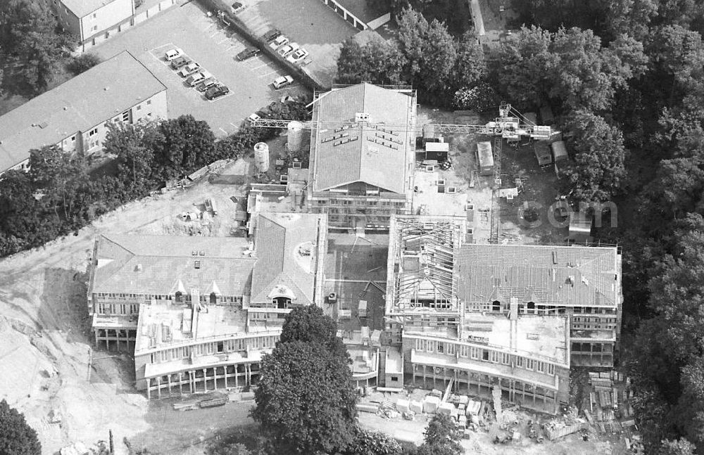 Berlin - Wilmersdorf from the bird's eye view: Gasthaus- und Hotelneubau am Hundekehlesee im Grunewald in Berlin-Wilmersdorf.