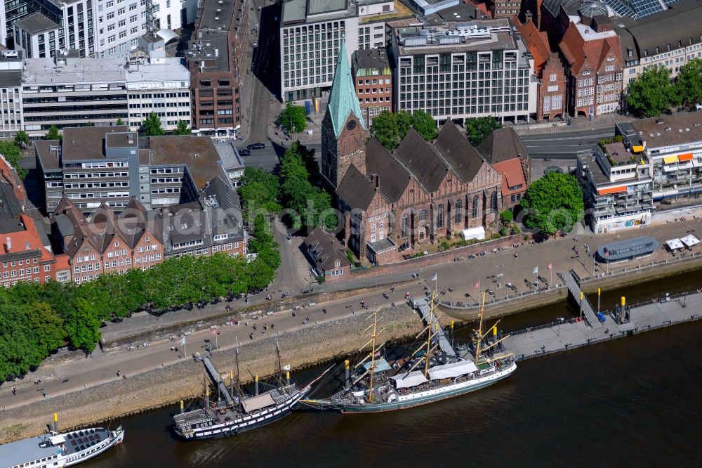 Aerial photograph Bremen - Restaurant ship Pannekoekschip Admiral Nelson on street Schlachte in Bremen in Germany. The historic sailing ship is located at the Schlachte dock in front of the historic town centre on street Schlachte of Bremen