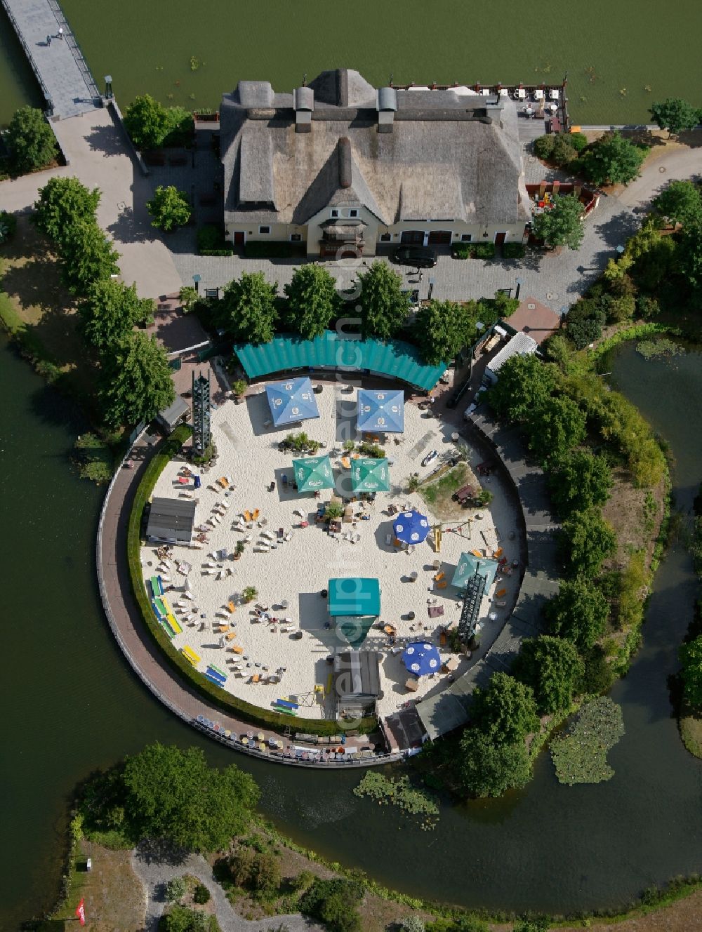 Aerial photograph Oberhausen - Dining area with open-air restaurant and beach bar on the site of the Zeche Jacobi Brewery in Oberhausen in North Rhine-Westphalia