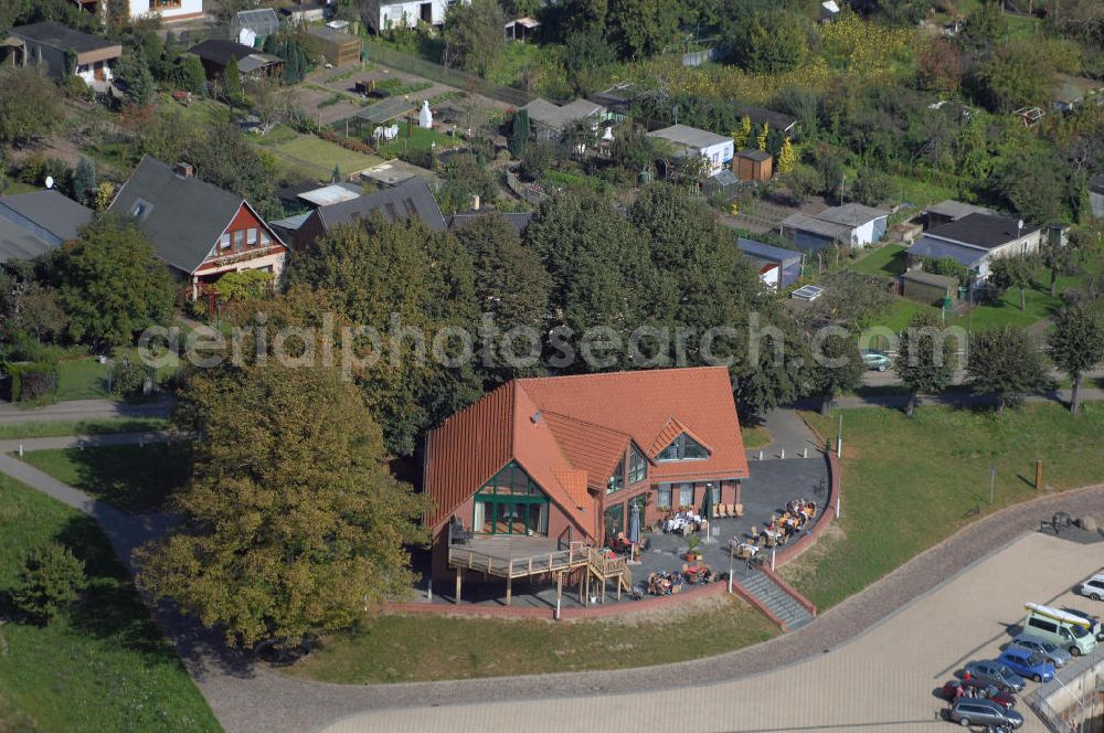 Aerial image Wittenberge - Blick auf die Gaststätte zum Fährmann an der Elbstrasse 65 9322 Wittenberge am Elbufer.