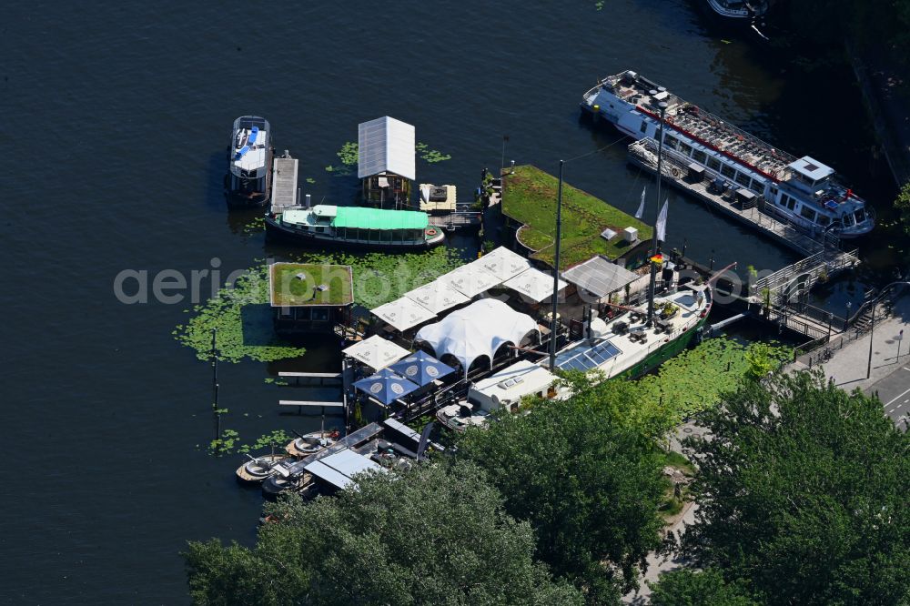 Berlin from the bird's eye view: Building of the restaurant Klipper Segelschiffrestaurant on the banks of the Spree at the Bulgarische Strasse - Poetensteig in the district of Treptow in Berlin, Germany