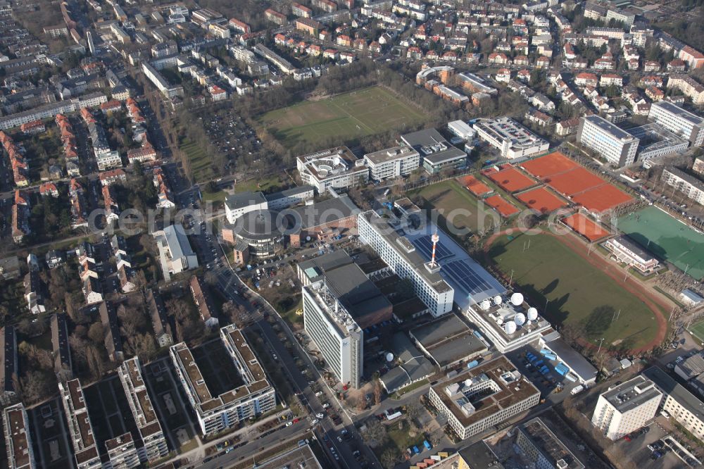 Frankfurt am Main from the bird's eye view: Complex of buildings with satellite dishes on the transmitter broadcasting center Hessischer Rundfunk in Frankfurt in the state Hesse