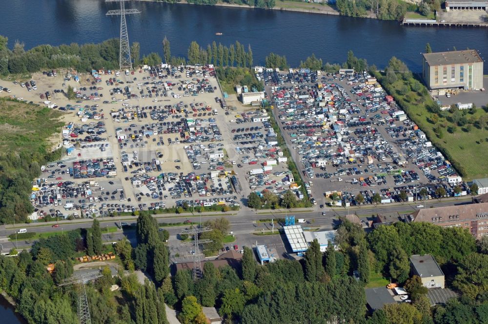 Berlin from the bird's eye view: Car mart at the street Schnellerstrasse in the district Schoeneweide of Berlin