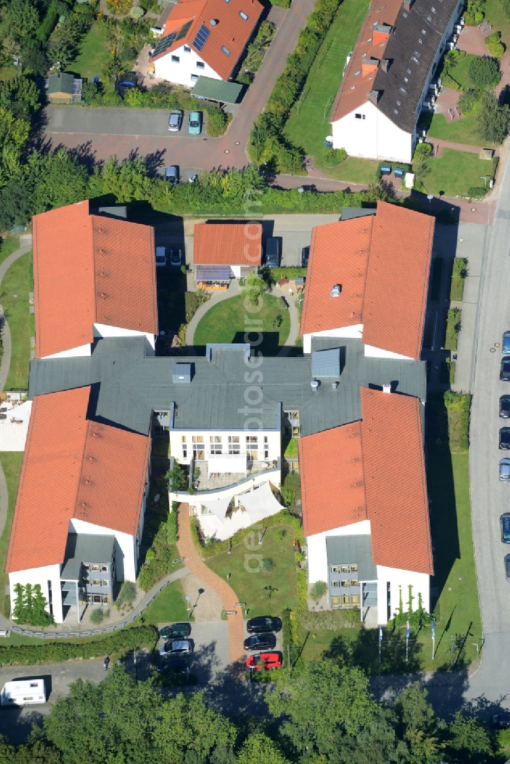 Kiel from the bird's eye view: Retirement and elderly care home Haus am Holunderbusch in Kiel in the state of Schleswig-Holstein. The home with its distinct architecture is located in a residential area in the Hassee part of the town