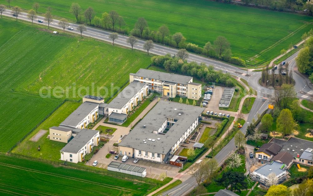 Kamen from the bird's eye view: Building the retirement home Altenzentrum Peter and Paul on Pastoratsfeld in Kamen in the state North Rhine-Westphalia, Germany