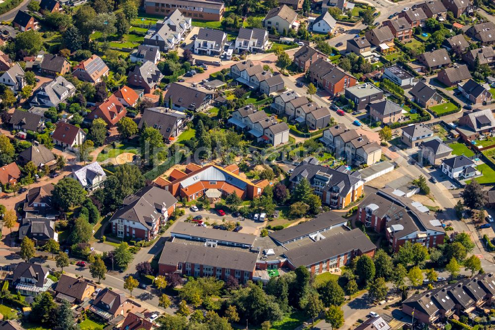 Hünxe from above - Building of the retirement home - senior residence of the Hewag Seniorenstift GmbH on Bensumskamp in the district Krudenburg in Hunxe in the Ruhr area in the state North Rhine-Westphalia, Germany