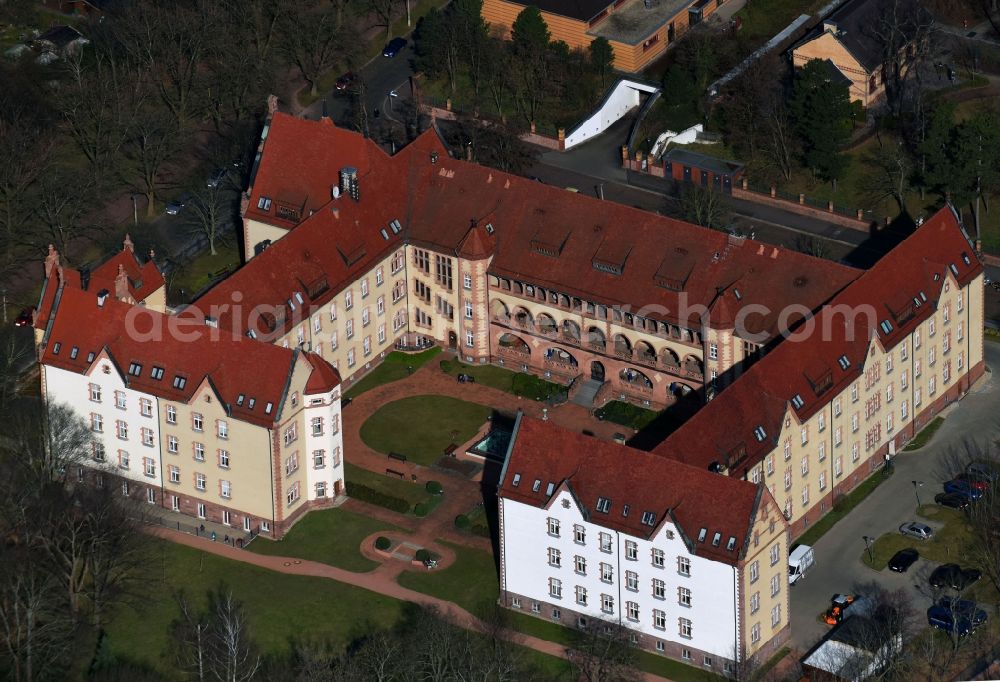 Halle (Saale) from the bird's eye view: Building the retirement home Paul-Riebeck-Stiftung Halle Altenpflegehein in Riebeckpark in the district Stadtbezirk Sued in Halle (Saale) in the state Saxony-Anhalt