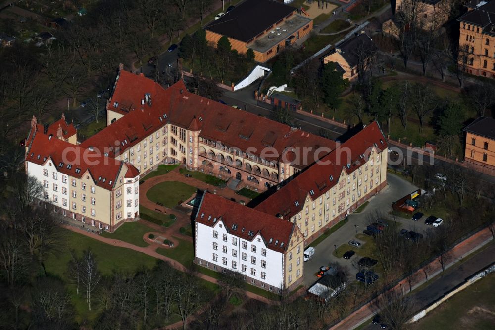 Aerial image Halle (Saale) - Building the retirement home Paul-Riebeck-Stiftung Halle Altenpflegehein in Riebeckpark in the district Stadtbezirk Sued in Halle (Saale) in the state Saxony-Anhalt