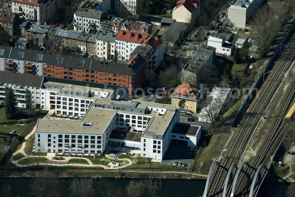 Aerial photograph Berlin - Building the retirement home domino-world club Treptow on Gueldenhofer Ufer - Gondeker Strasse in Berlin in Germany