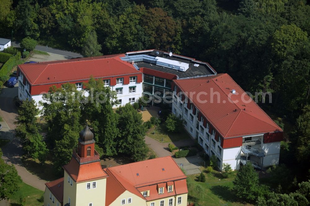 Aerial photograph Glaubitz - Building of the retirement home Volkssolidaritaet Schlossresidenz Glaubitz GmbH in Glaubitz in the state Saxony. In this picture there is the old castle, which is the former nursing home and the new building