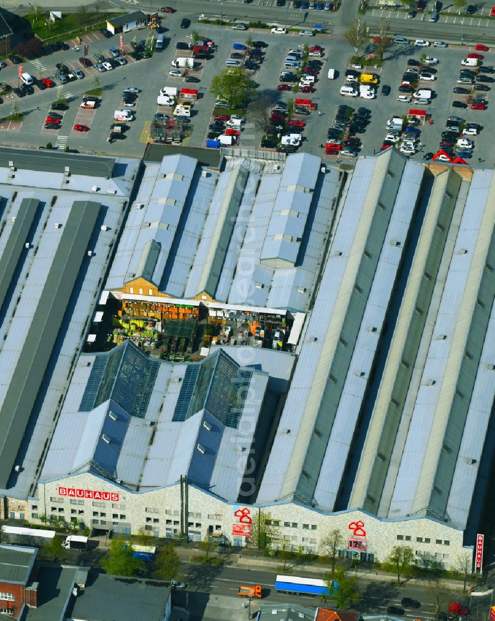 Aerial photograph Berlin - Building of the construction market BAUHAUS Berlin-Schoeneberg on Alboinstrasse in the district Tempelhof-Schoeneberg in Berlin, Germany