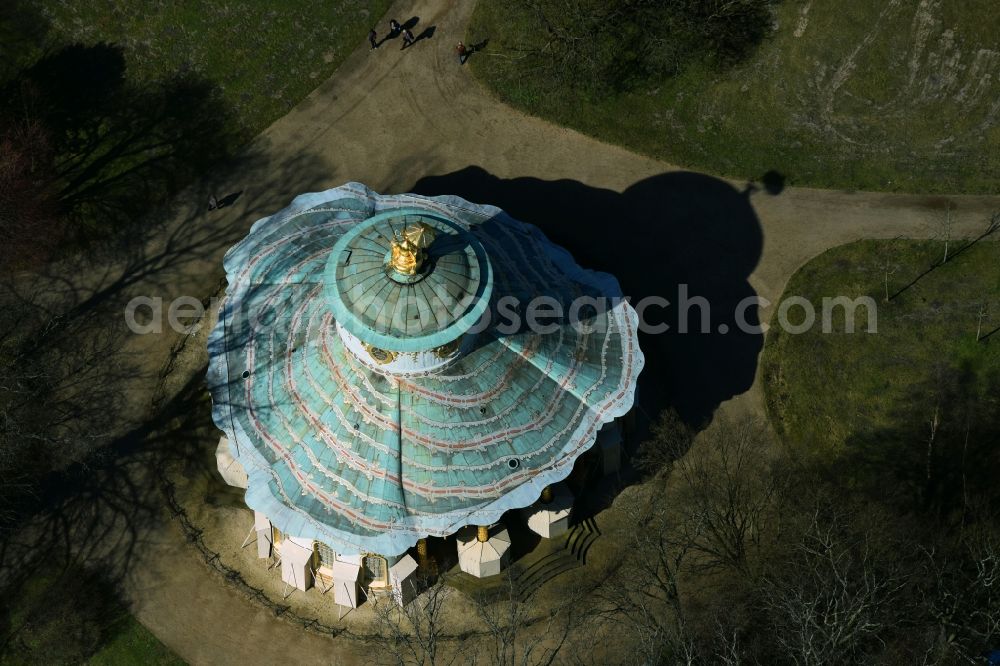 Aerial photograph Potsdam - Building the visitor center Chinesisches Haus in Park Sanssouci in the district Westliche Vorstadt in Potsdam in the state Brandenburg