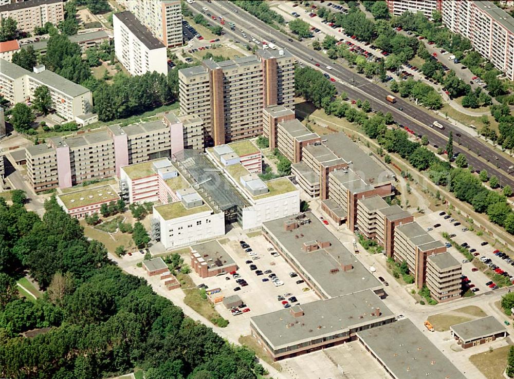 Berlin-Lichtenberg from the bird's eye view: Gebäude des Bezirksamtes Berlin- Hohenschönhausen (ehemaliges Ministerium für Staatssicherheit der DDR) an der B1 in Berlin Lichtenberg. Datum: 30.06.2003