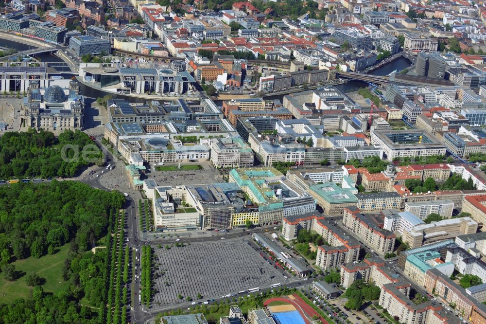 Aerial photograph Berlin - The building of the U.S. Embassy on Pariser Platz in the district of Mitte in Berlin