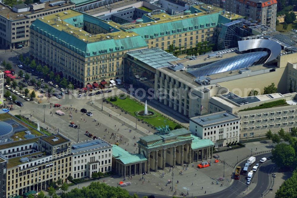 Aerial photograph Berlin - The building of the U.S. Embassy on Pariser Platz in the district of Mitte in Berlin