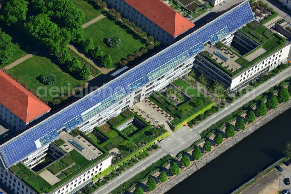 Aerial photograph Berlin Mitte - Building of the Federal Ministry of Economics and Technology on the banks of the Spree to the disability road in Berlin Mitte