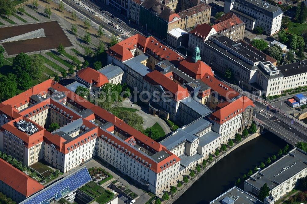 Aerial photograph Berlin Mitte - Building of the Federal Ministry of Economics and Technology on the banks of the Spree to the disability road in Berlin Mitte