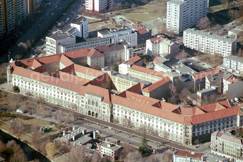 Aerial photograph Berlin - Building of the German Patent and Trademark Office Information and Service Center Berlin on Gitschiner Strasse in the Kreuzberg district of Berlin, Germany