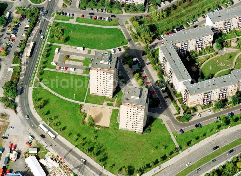 Berlin - Hellersdorf from above - Gebäude des ehem. Bezirksamtes von Hellersdorf - heute Wohnanlagen der MÜBAU an der Hellersdorfer Straße in Berlin - Hellersdorf.